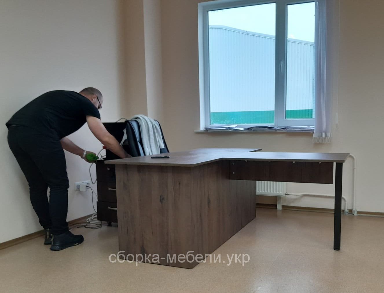 Сборка столов с приставными тумбами Буча