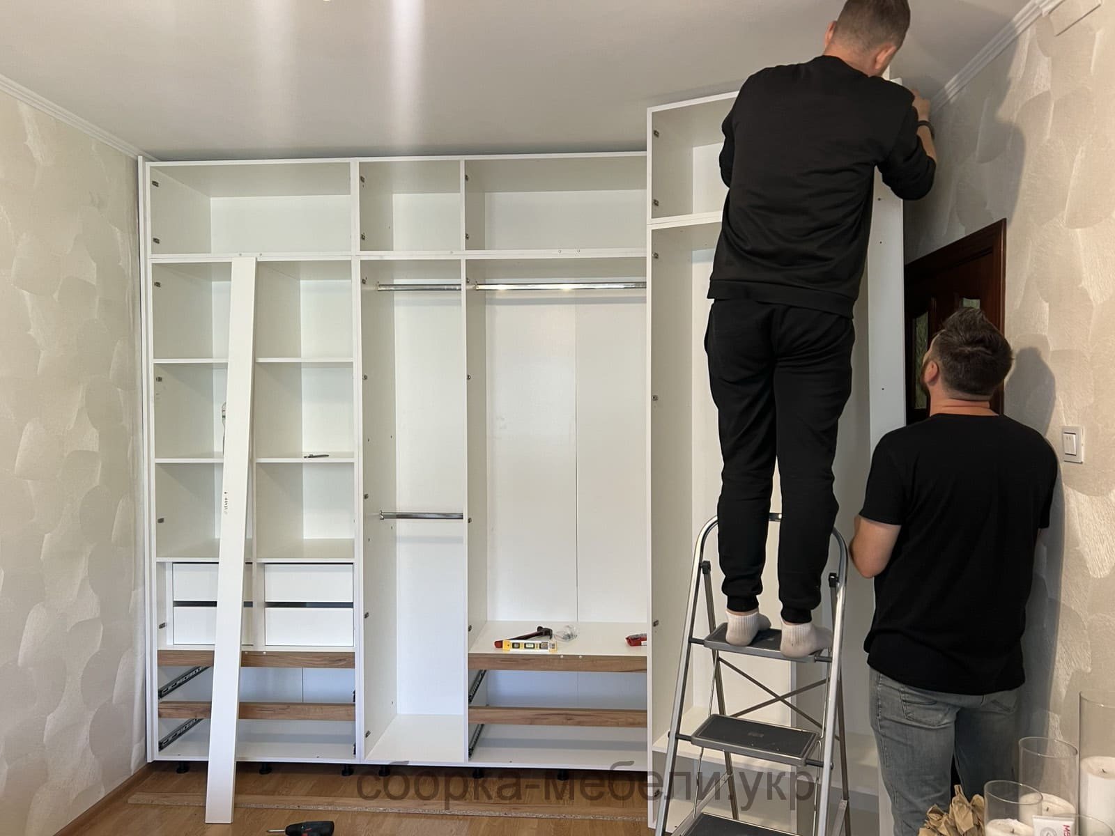 процес збирання вбудованої шафи на замовлення